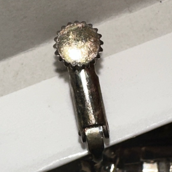 Sparkly glamorous dangle crystal earrings! - Picture 9 of 9